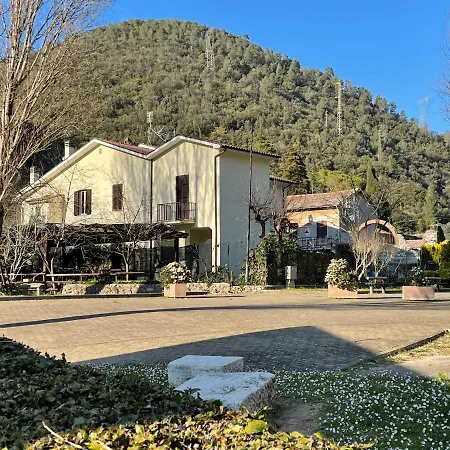 בית נופש Rifugio Della Cascata Collestatte